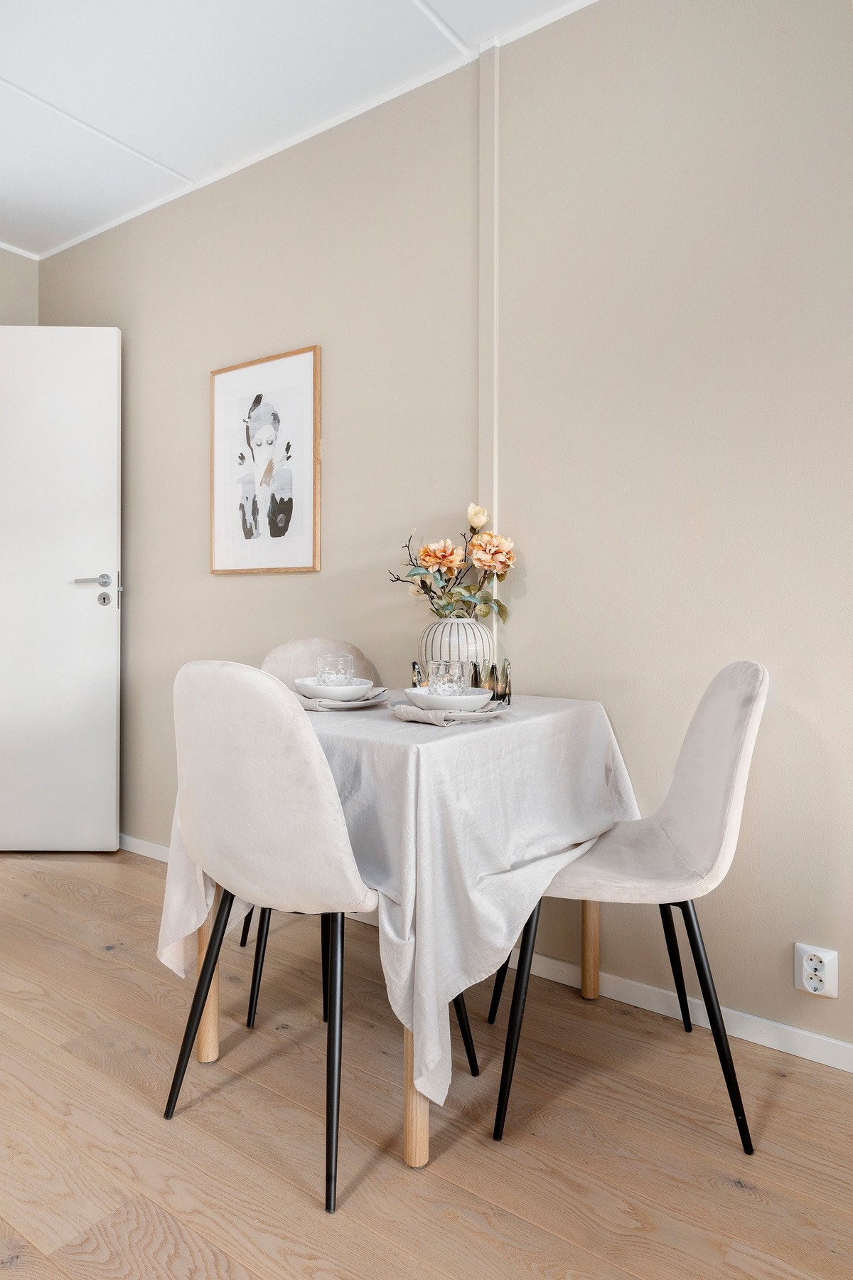 Her er det god plass til å innrede en spisegruppe med plass til venner og familie Galleribilde