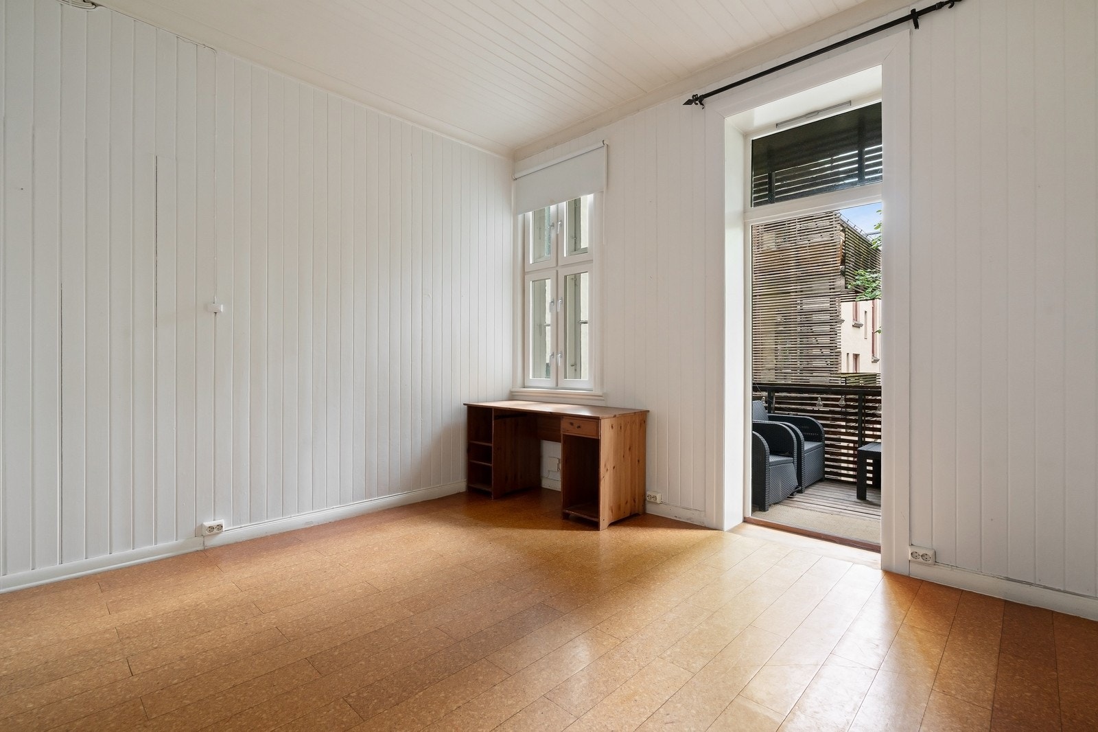 Lyst og romslig soverom med god takhøyde og direkte adkomst til balkongen. - 14,1 kvm Galleribilde