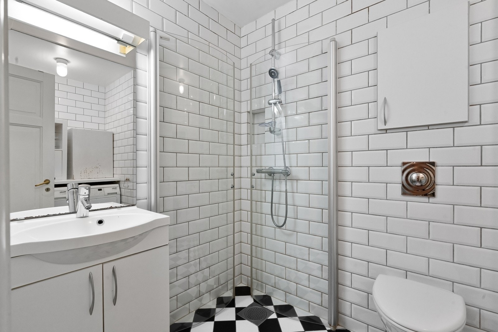 Lekkert, flislagt bad med dusjhjørne, vegghengt toalett og gulvvarme. God plass til oppbevaring! Galleribilde