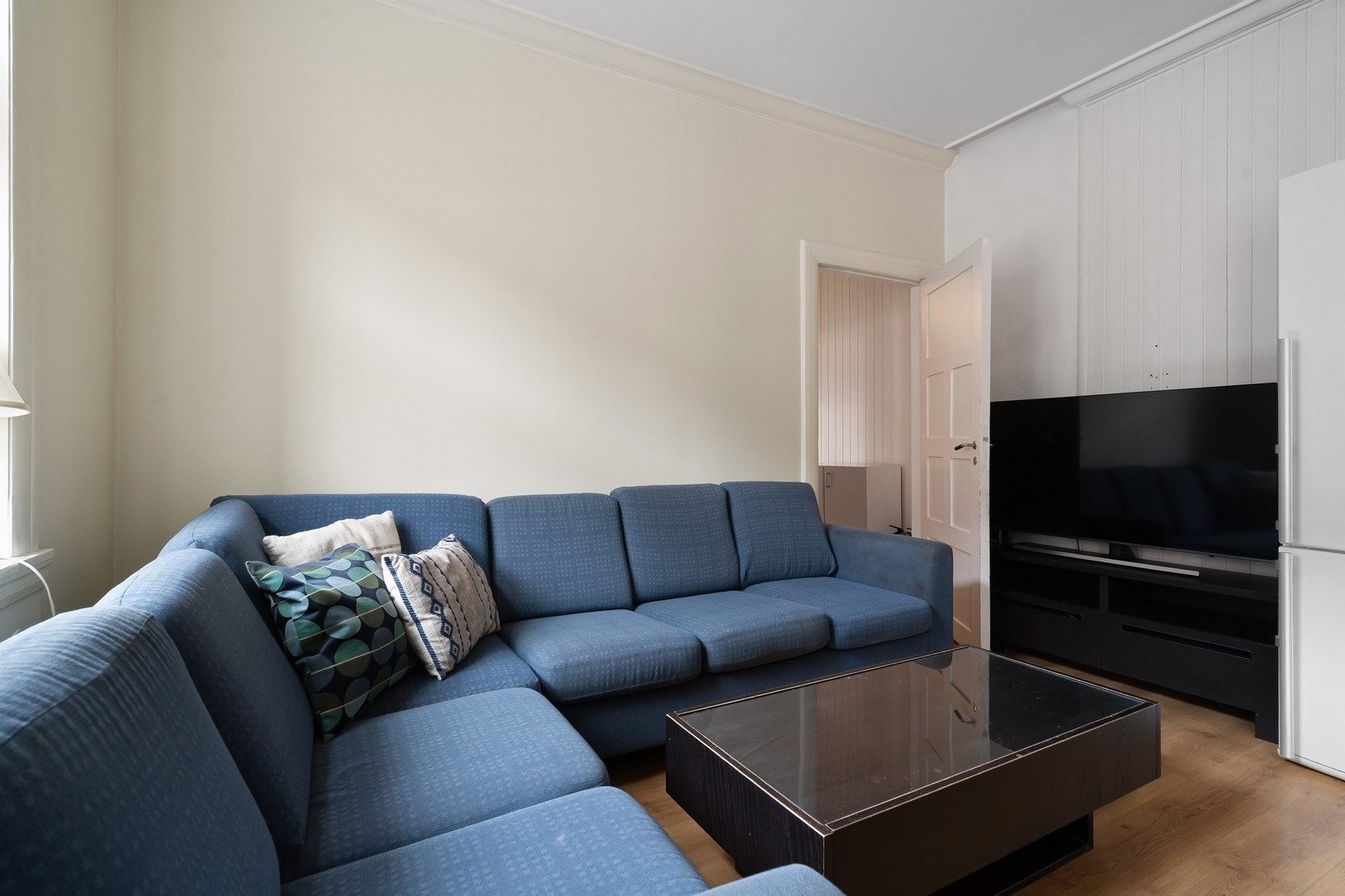 Sosial sone med god plass til sofa og TV – perfekt for avslapning og samvær. Galleribilde