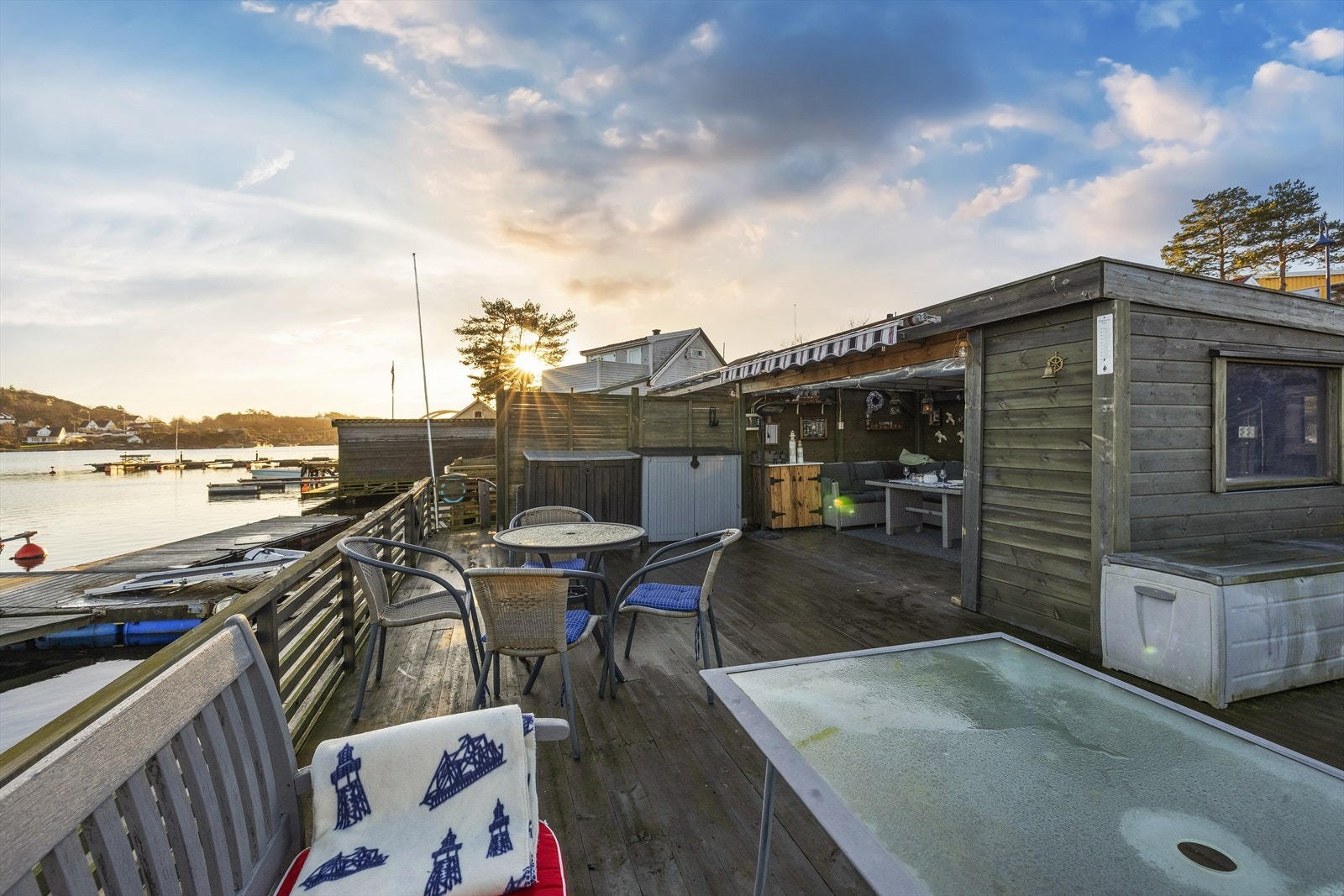 Her finner du også en fantastisk uteplass med både åpne og overbygde soner, perfekt for grilling og selskapeligheter mens du nyter utsikten over sundet. Galleribilde