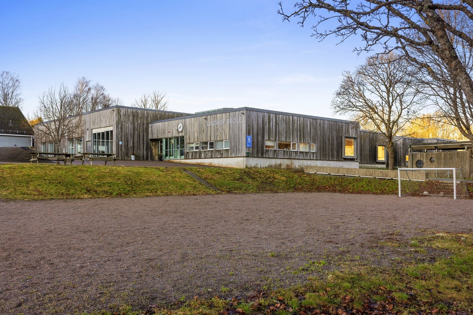 Kollektivtilbudet er svært godt med bussholdeplass i nærheten. Linje 02/022 har hyppige avganger mot Tønsberg og Sandøsund. Galleribilde