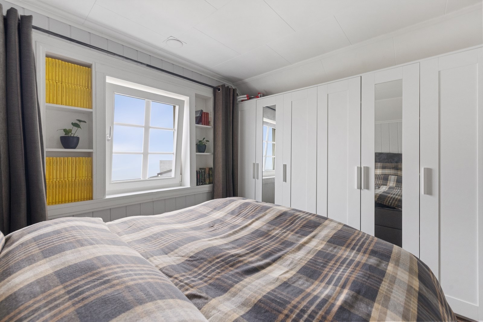 Hovedsoverommet er lunt og trivelig med plassbygde hyller og god garderobeplass. Galleribilde