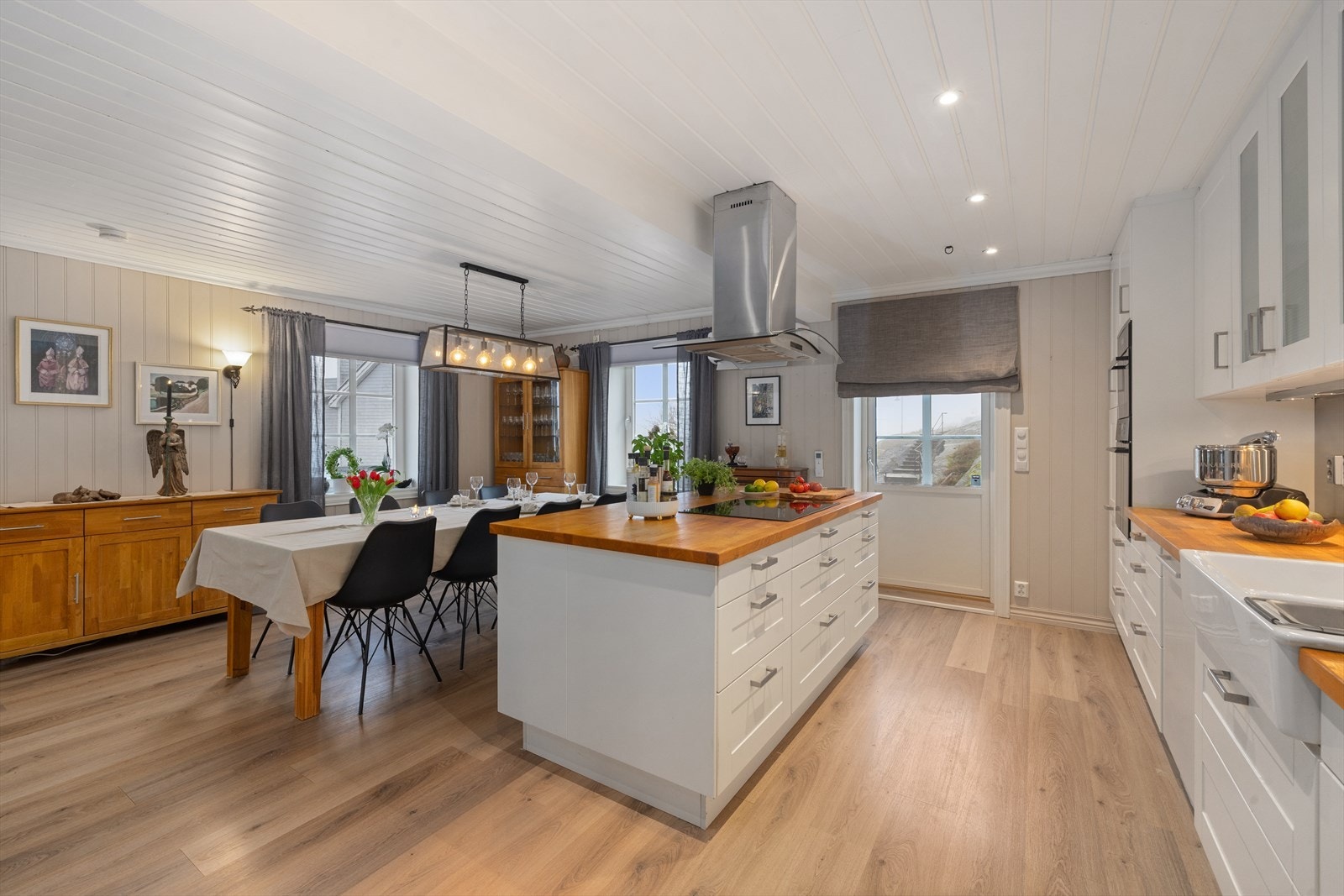 Kjøkkenet har en pen innredning med klassiske profilerte fronter og en solid benkeplate i heltre. Galleribilde