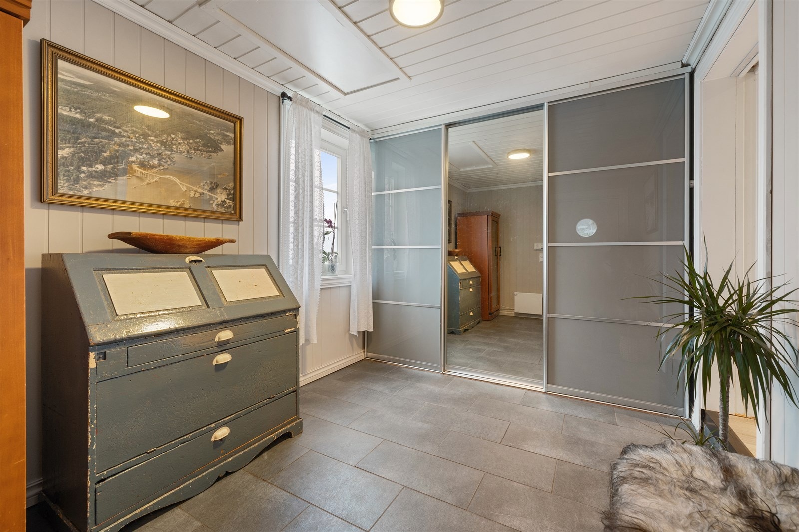 I 1. etasje ønskes du velkommen inn i et lyst og innbydende vindfang, tilbygget i 2011. Galleribilde