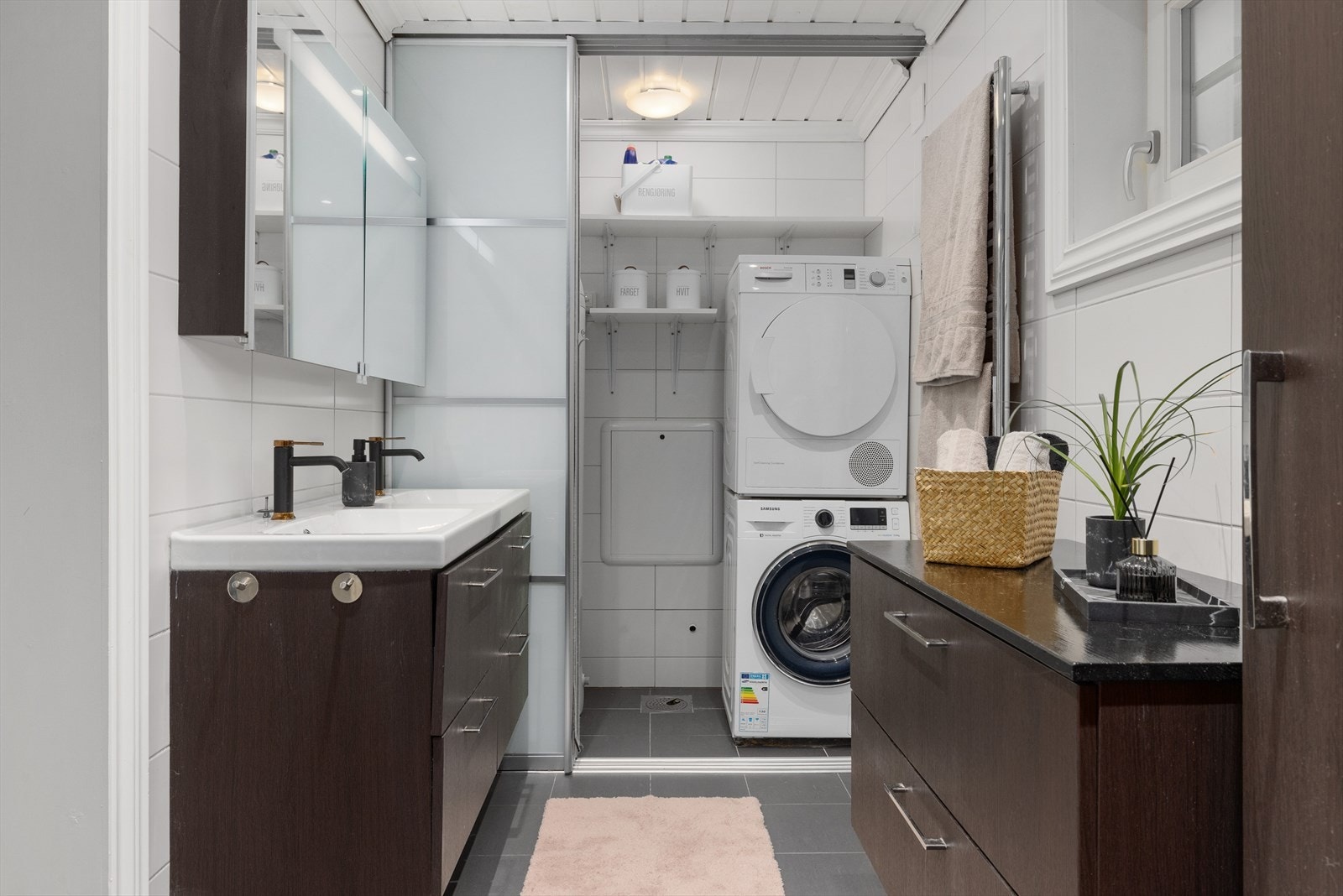 En svært praktisk detalj er vaskesøylen, som er smart plassert inne i et skap med skyvedører slik at den enkelt kan gjemmes bort. Galleribilde