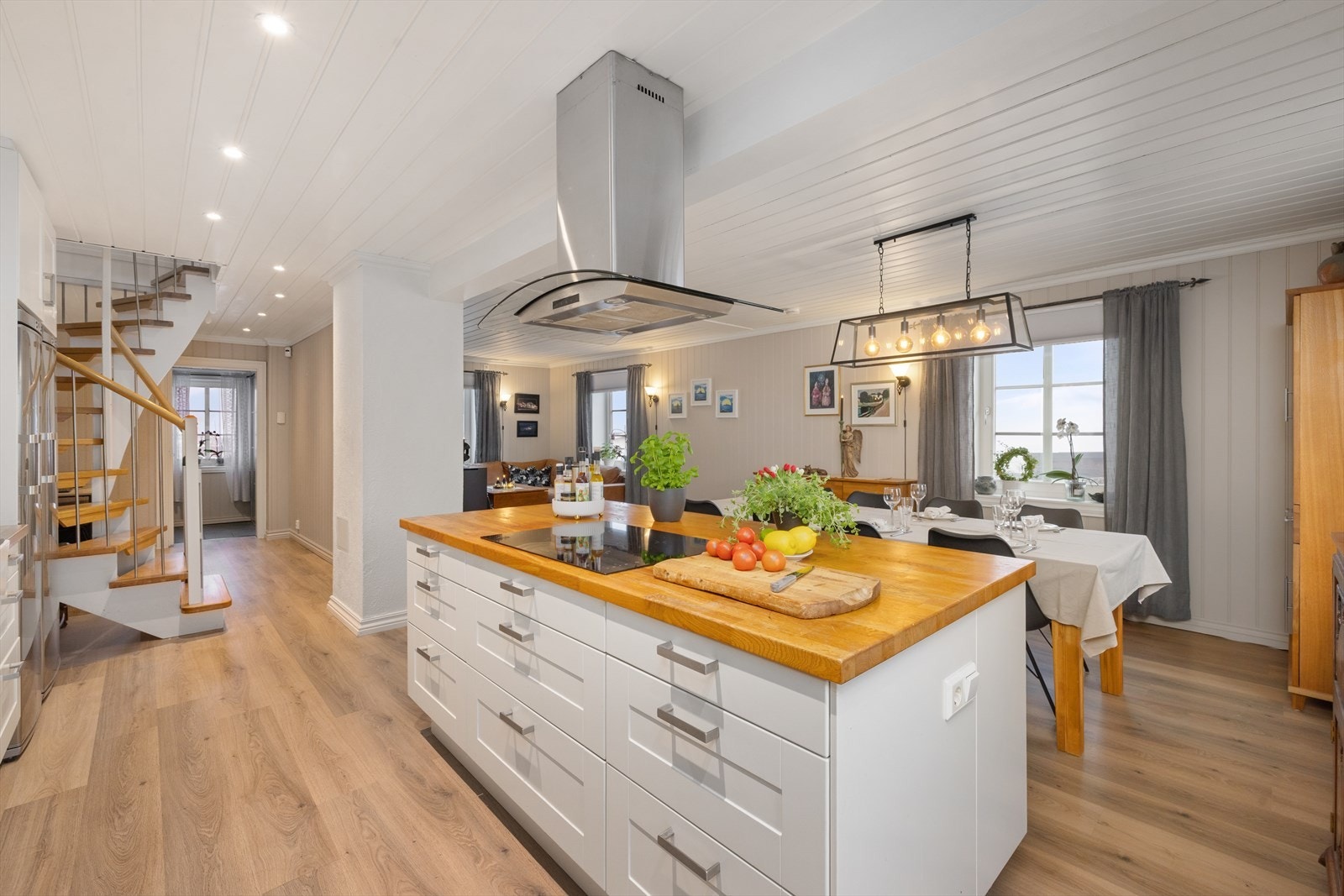 En lys og svært sjarmerende enebolig med en av Tjømes mest attraktive beliggenheter! Galleribilde