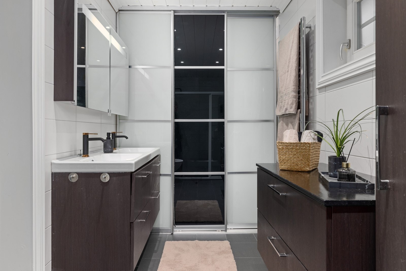 Badet er et delikat og flislagt rom fra 2011 med behagelige varmekabler i gulvet. Galleribilde