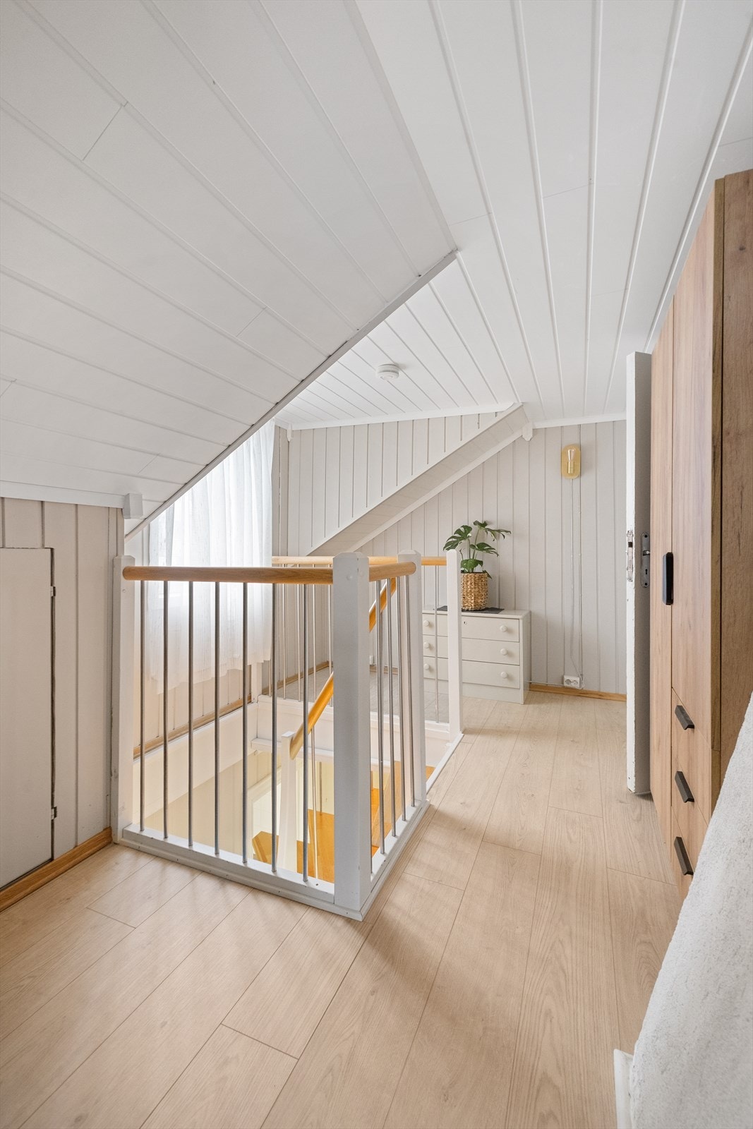 Du ankommer en åpen gang i 2. etasje med god plass til oppbevaring. Galleribilde