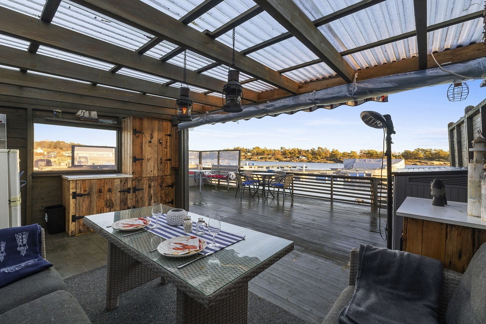 Den usjenerte pergolaen danner et naturlig samlingspunkt og gir perfekte rammer for lange sommerdager og hyggelige kvelder med familie og venner. Her kan man virkelig senke skuldrene og nyte beliggenheten helt nede ved vannet. Galleribilde