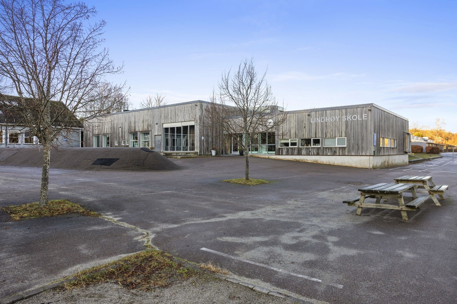 Det er kort vei til Lindhøy skole og idrettshall, samt kunstgressbaner på Ormeletbanen i kort avstand via Bakeriveien. Området har også gode barnehagetilbud som Lindhøy barnehage. Galleribilde