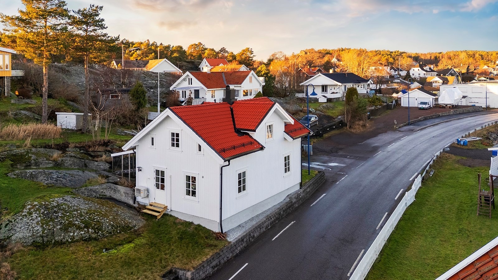 Nyt solfylte dager på den sørvendte terrassen eller ved din egen private uteplass helt nede ved sundet. Galleribilde