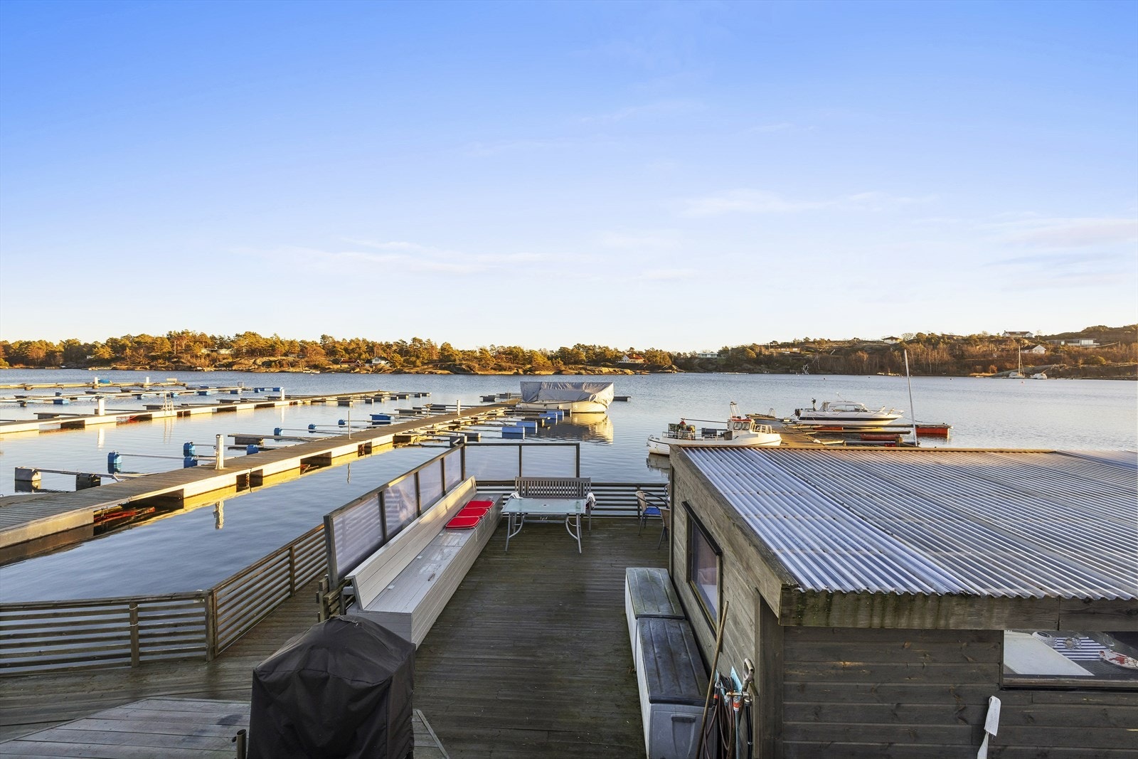 Med eiendommen følger en privat brygge med plass til hele 8 båter, noe som gir unike muligheter for både eget båthold og gjester. Galleribilde