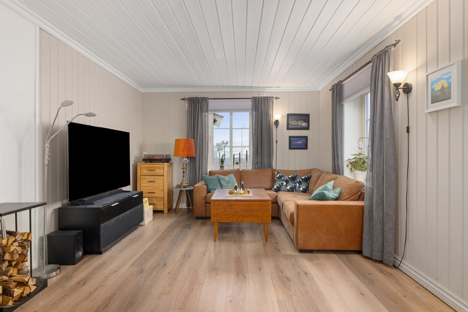 Stuen er romslig og lys med store vindusflater som slipper inn rikelig med naturlig dagslys. Galleribilde