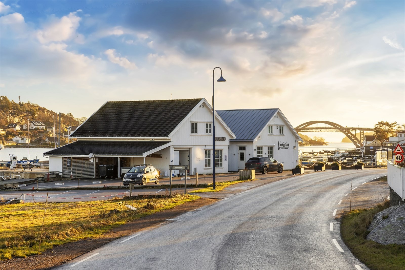 Dette er en sjønær eiendom med en svært attraktiv beliggenhet midt i smørøyet i populære Røssesundet - sundet som skiller Hvasser og Brøtsø i øst fra Tjøme i vest. Galleribilde