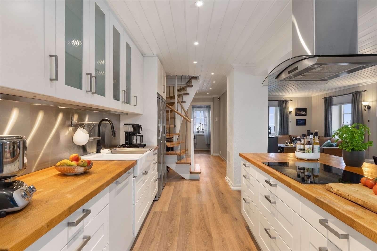 Her er det godt med skap- og benkeplass for den matglade. Galleribilde