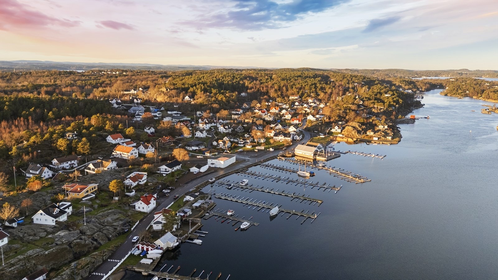 Med tre soverom, et moderne bad med smart vaskeløsning, et isolert anneks fra 2010 og en romslig utstyrsbod, er dette en komplett eiendom for både hverdag og fritid. Galleribilde