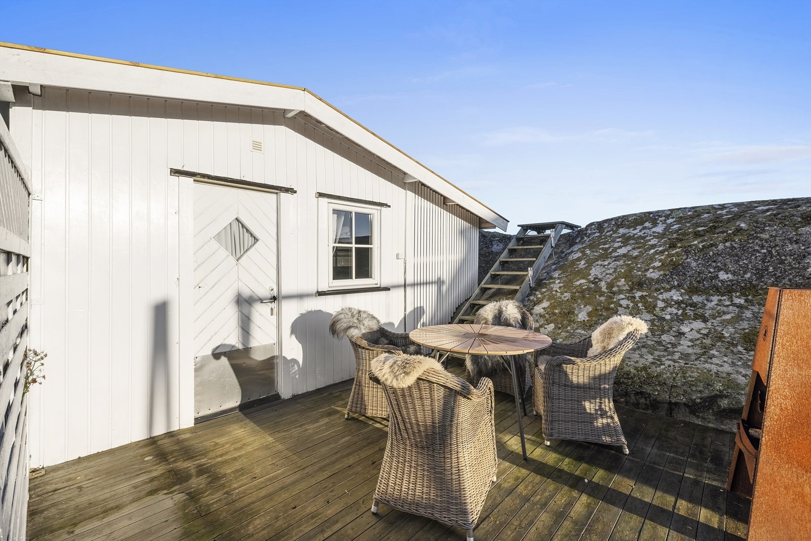 Terrassen utenfor annekset er sørvendt, noe som gir gode solforhold til god ut på kvelden. Galleribilde