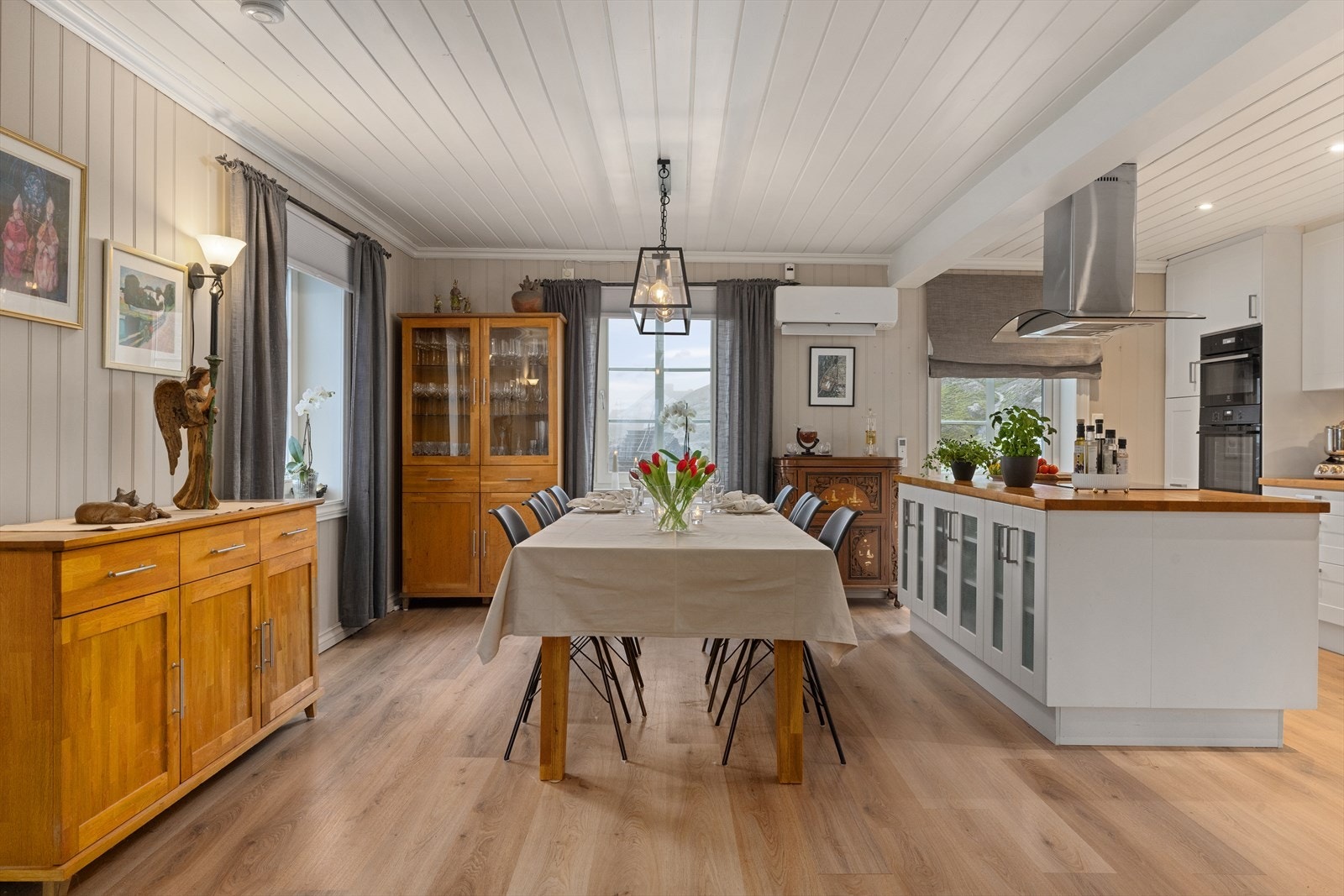 Her kan du flytte rett inn i et hjem hvor det er lagt vekt på både funksjonalitet og trivsel, i hjertet av Vestfolds vakre skjærgård. Galleribilde