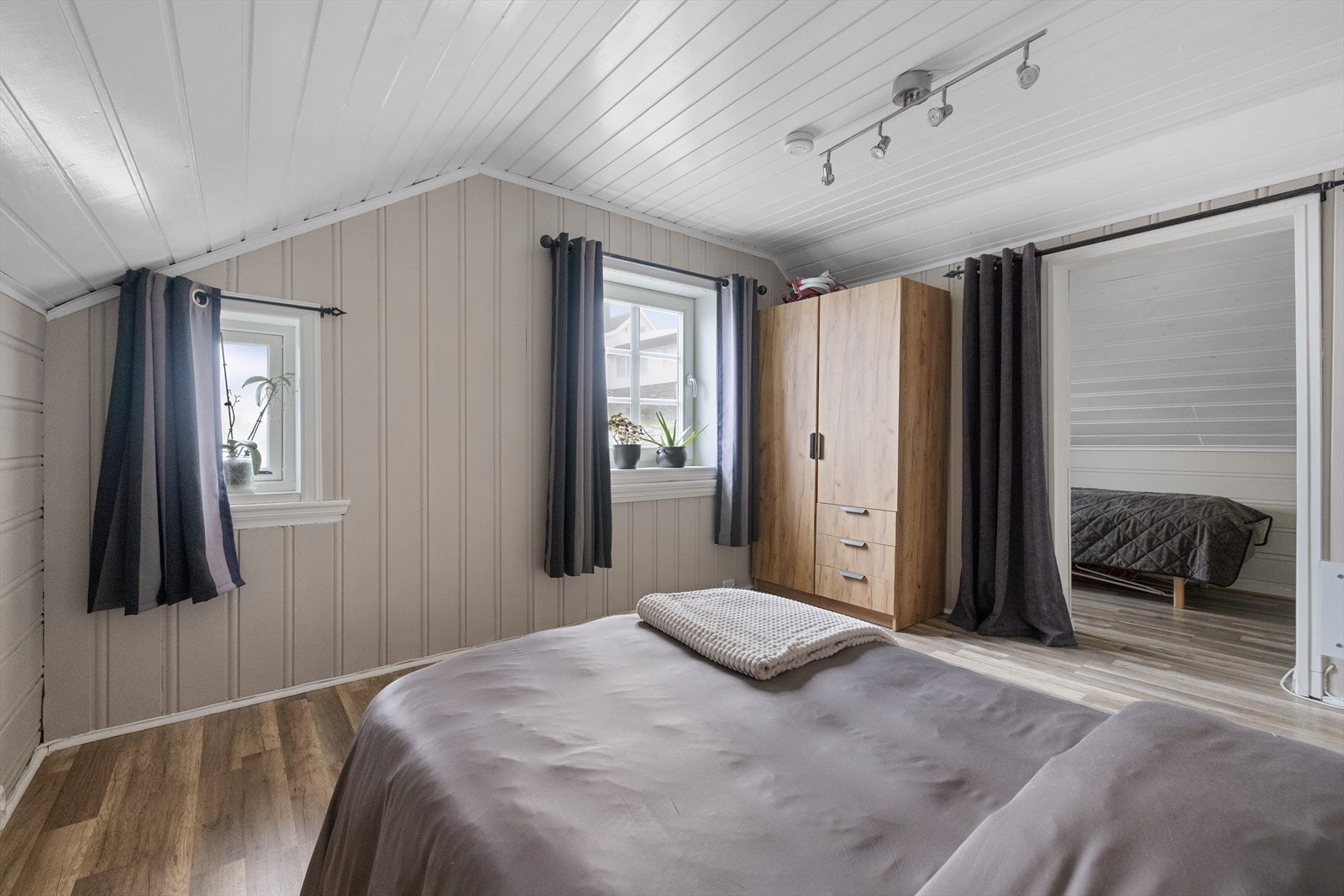 Tilknyttet det ene soverommet finnes et ekstra rom som i dag benyttes til sengeplasser. Galleribilde