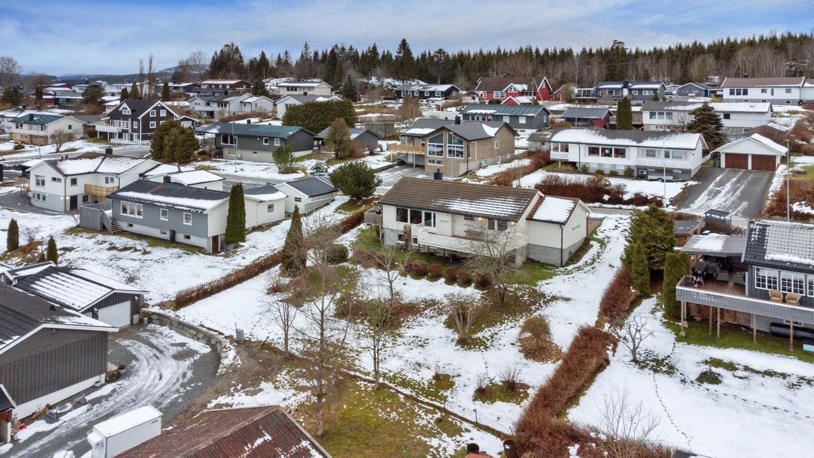 Stor hage med fin utsikt og gode solforhold. Galleribilde