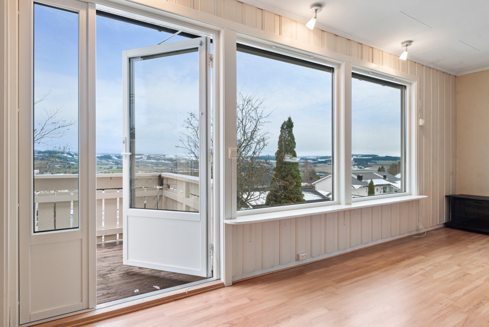 Fra stua er det utgang til 2 verandaer, en mot sørøst og en mot sørvest. Galleribilde