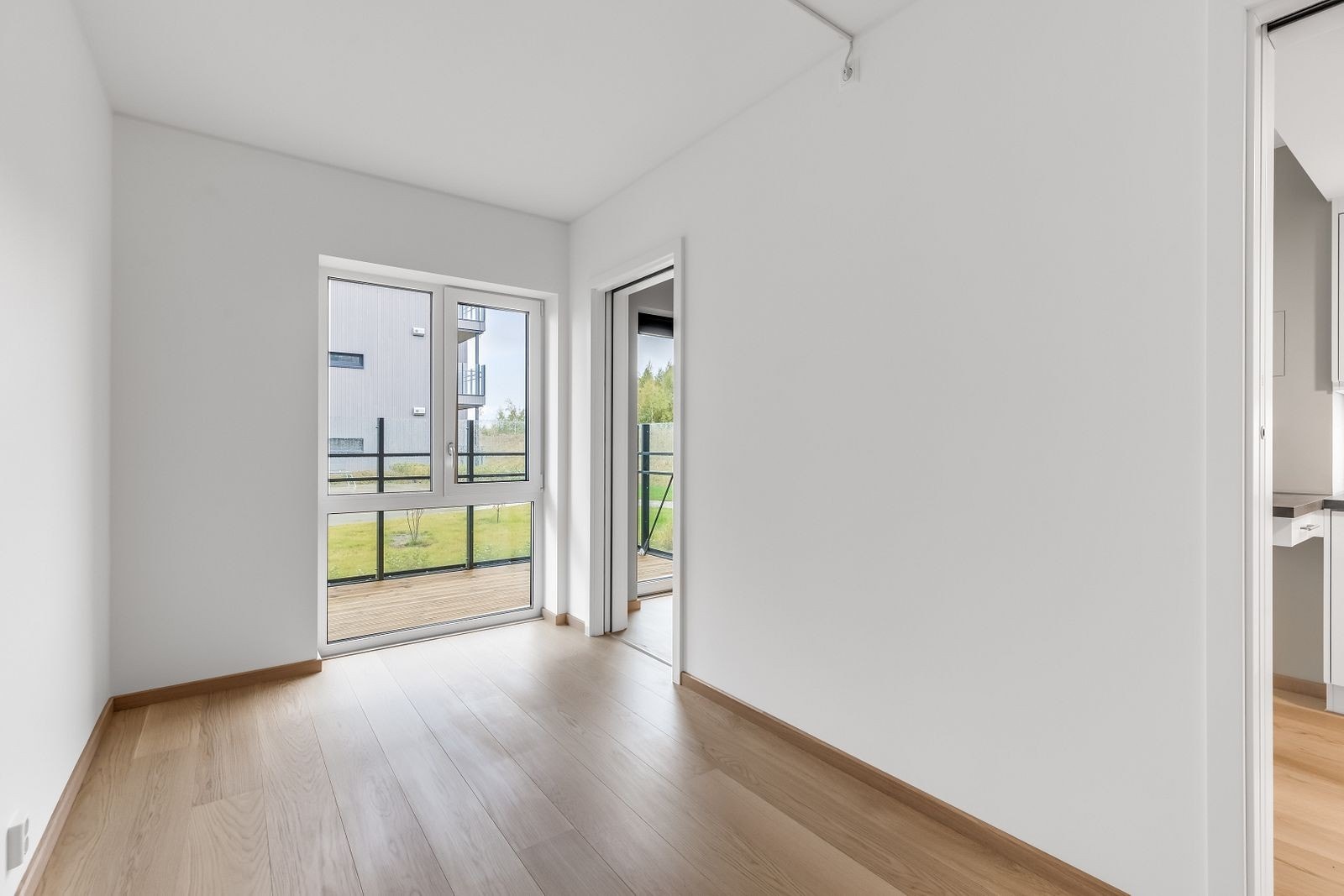 Leiligheten har et romlig soverom med god plass til garderobeløsning. Galleribilde