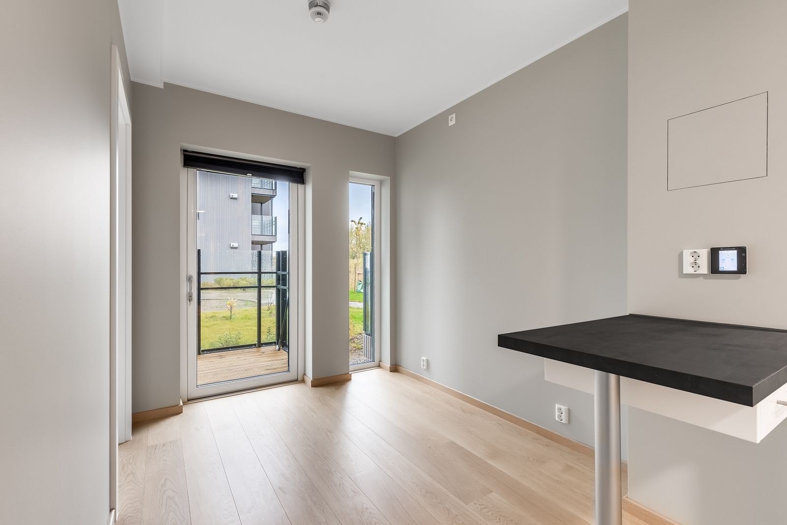 Oppholdsrommene har 1-stavs hvitpigmentert eikeparkett på gulvene. Galleribilde