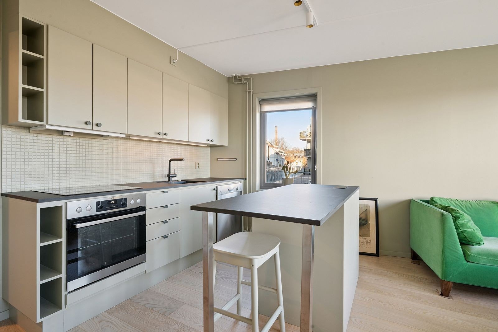 Boligen har store vinduer og godt med lysinnslipp. Flott utsyn fra stue/balkong Galleribilde