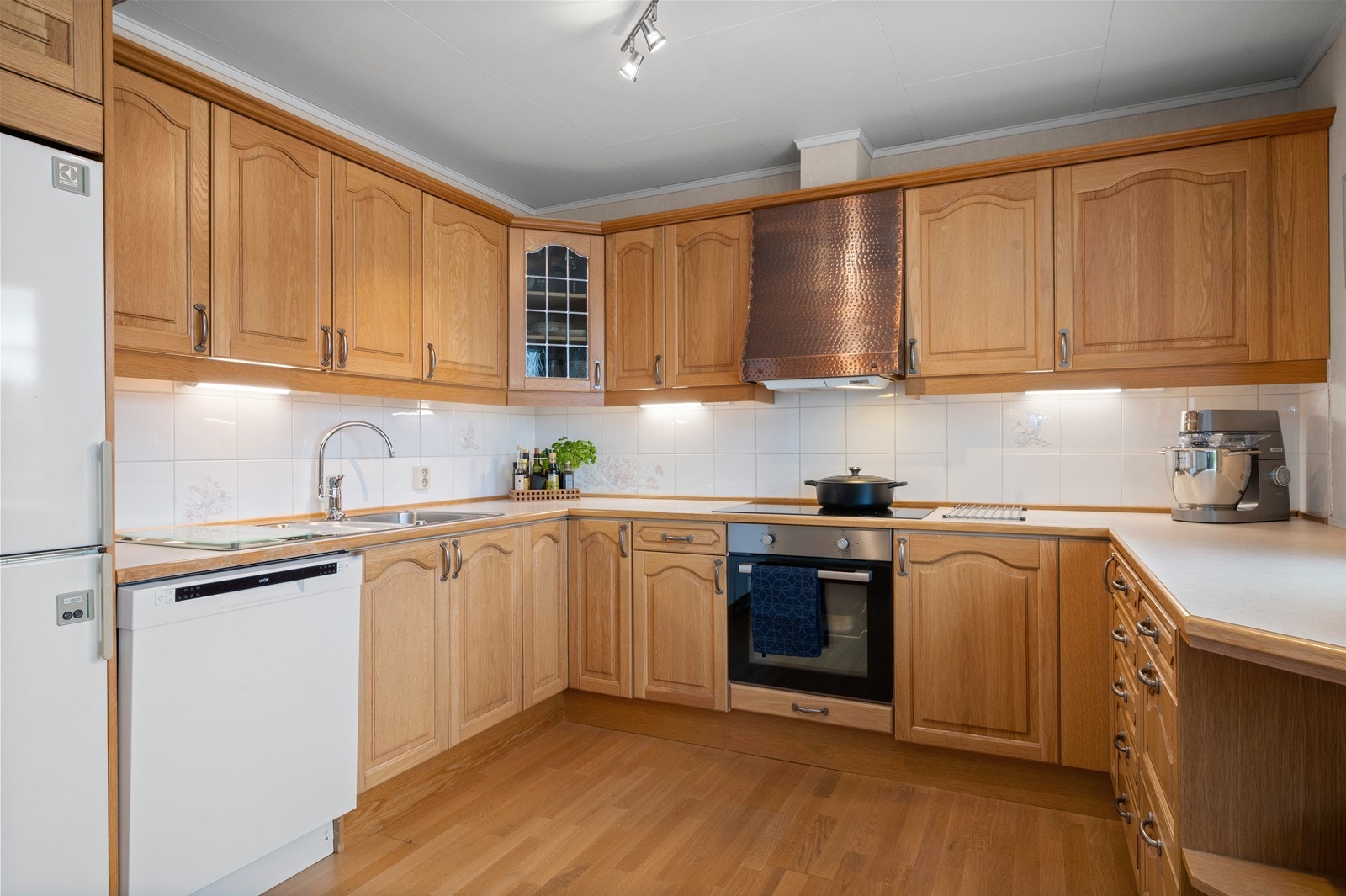 Innredningen er utstyrt med både integrerte og frittstående hvitevarer. Innredningen er velholdt og bære preg av forsiktig bruk, i forhold til alder. Galleribilde