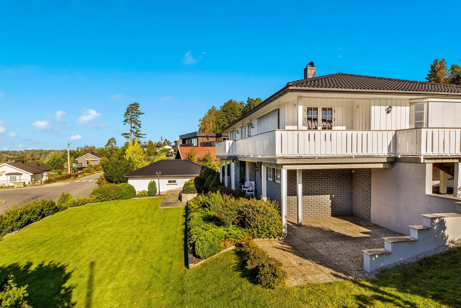 Eiendommen har en solid konstruksjon med fasade av murforblending og stående bordkledning. Galleribilde