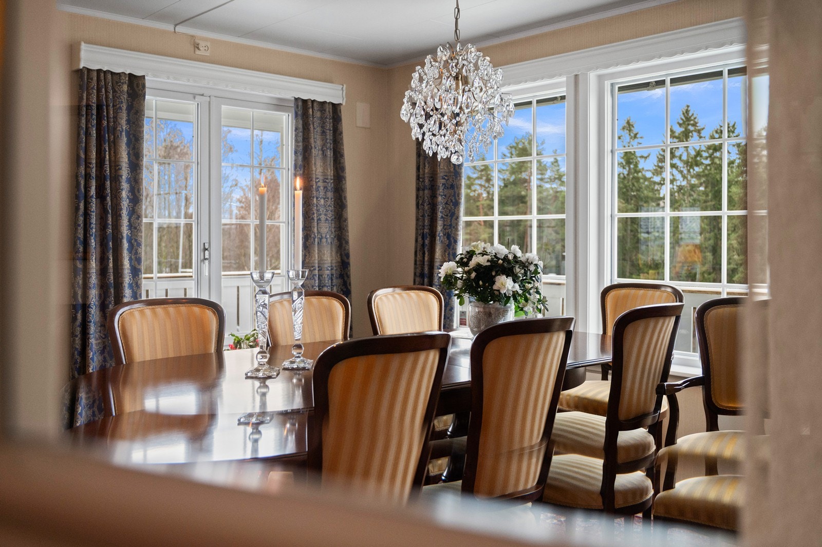 Fra spisestuen er det utgang til en av boligens terrasser. Galleribilde