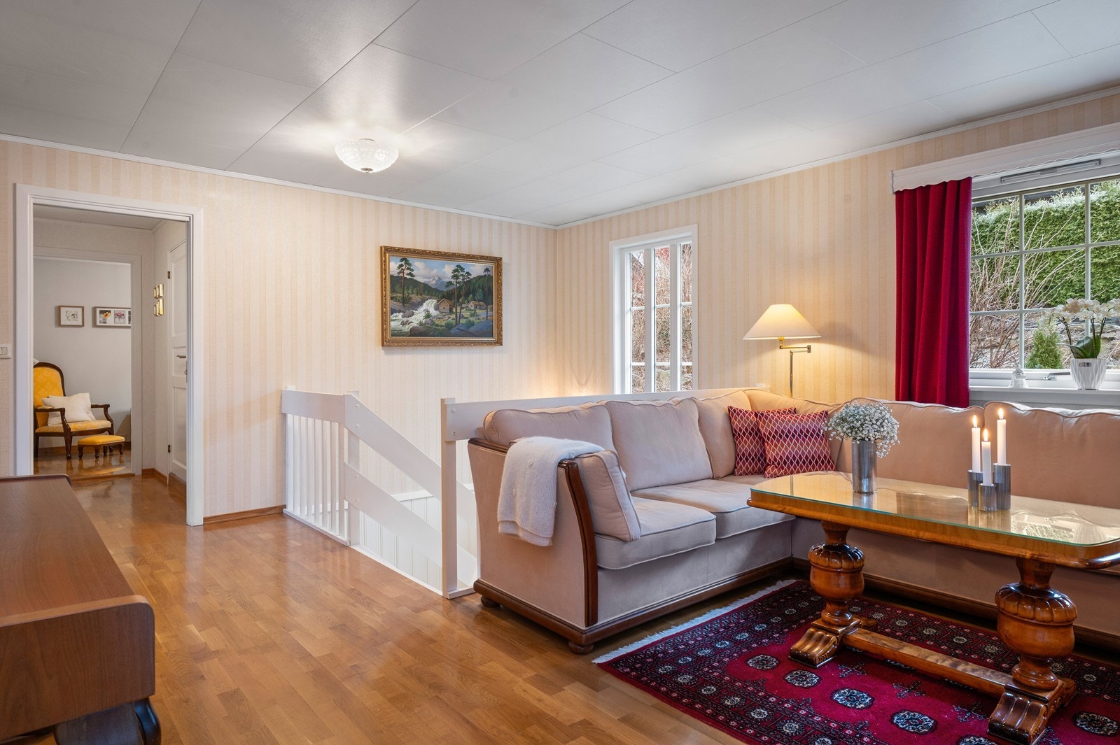 Trapperommet er integrert i stuen og binder boligens to plan elegant sammen. Galleribilde