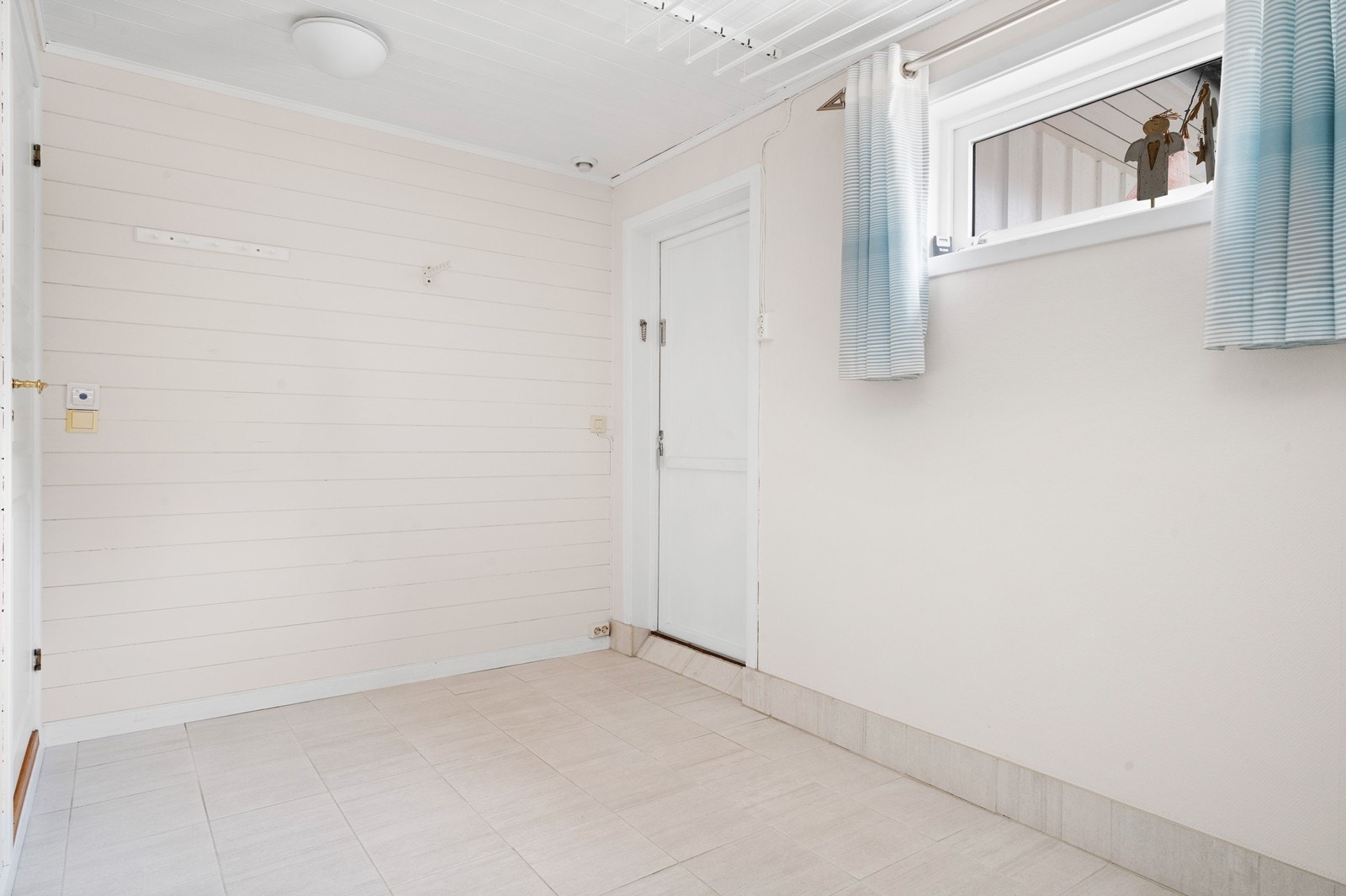 Eget vindfang i underetasjen gir en praktisk adkomst til boligen. Galleribilde