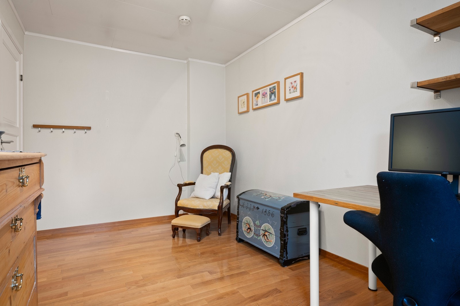 Rommet har god plass til både kontorløsning og ekstra oppbevaring. Galleribilde