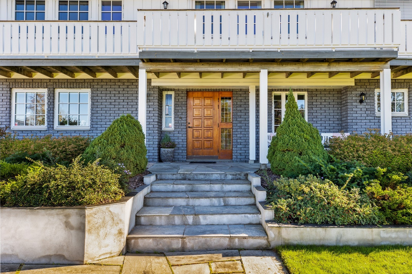 Et overbygd og innbydende inngangsparti ønsker velkommen. Galleribilde