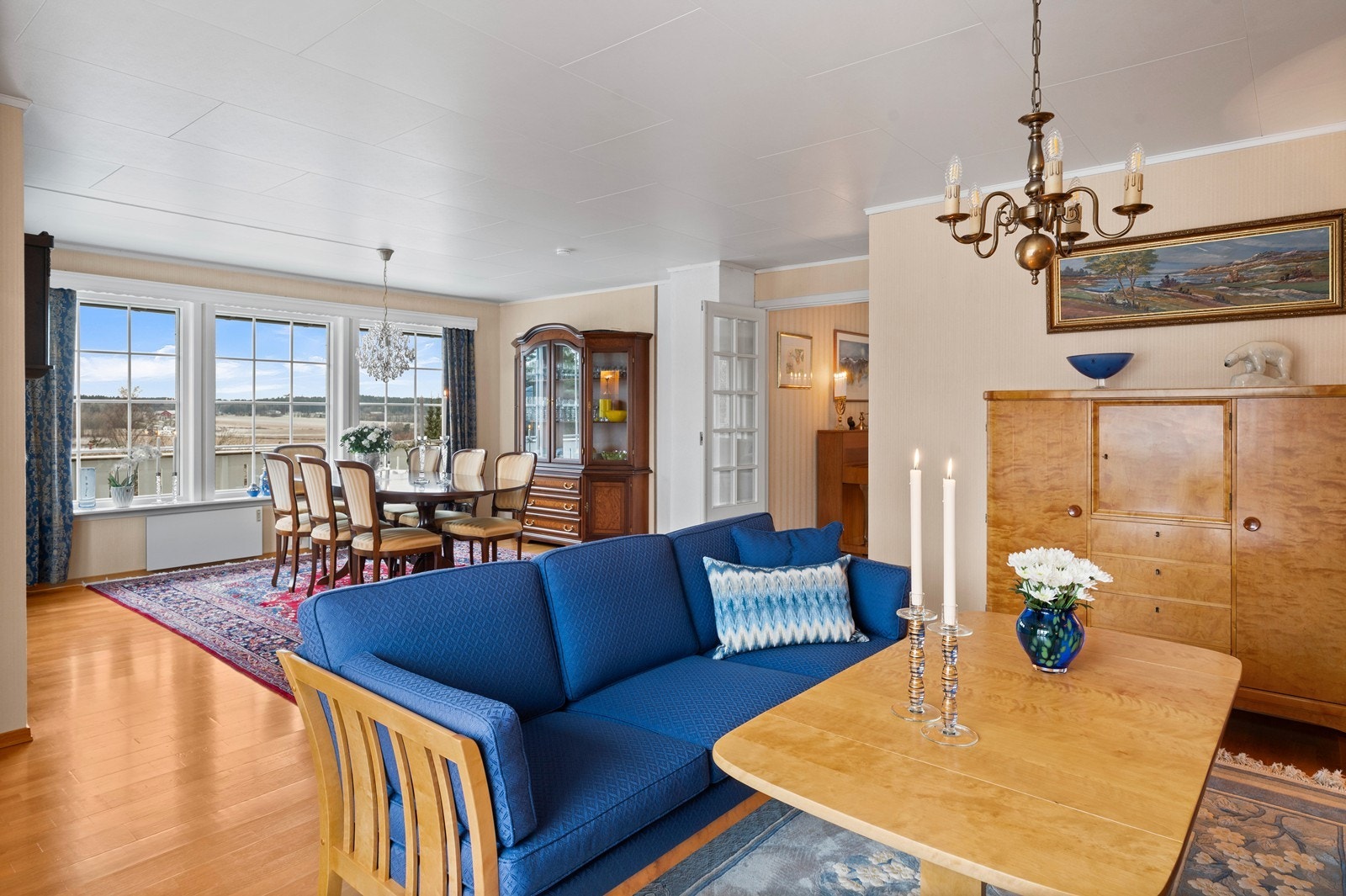 Stuen og spisestuen henger sammen og gir fleksible møbleringsmuligheter. Galleribilde