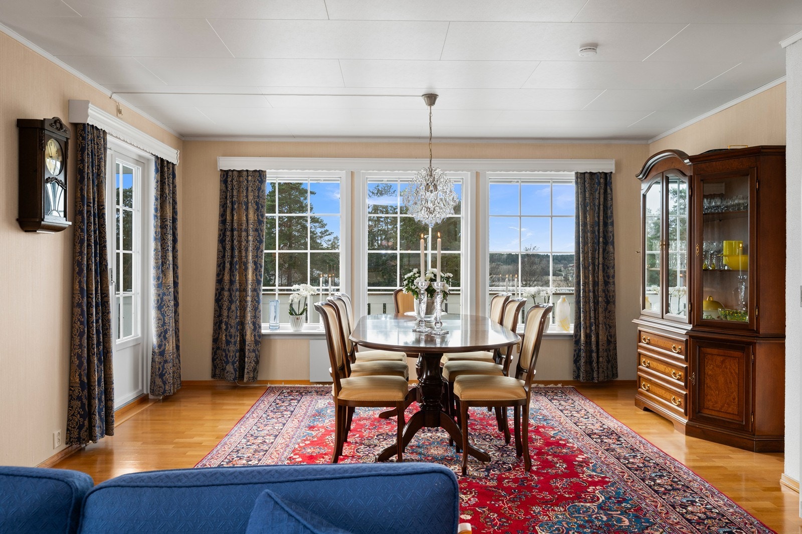 Store vindusflater gir rikelig med naturlig lys og flott, vid utsikt over landskapet. Galleribilde