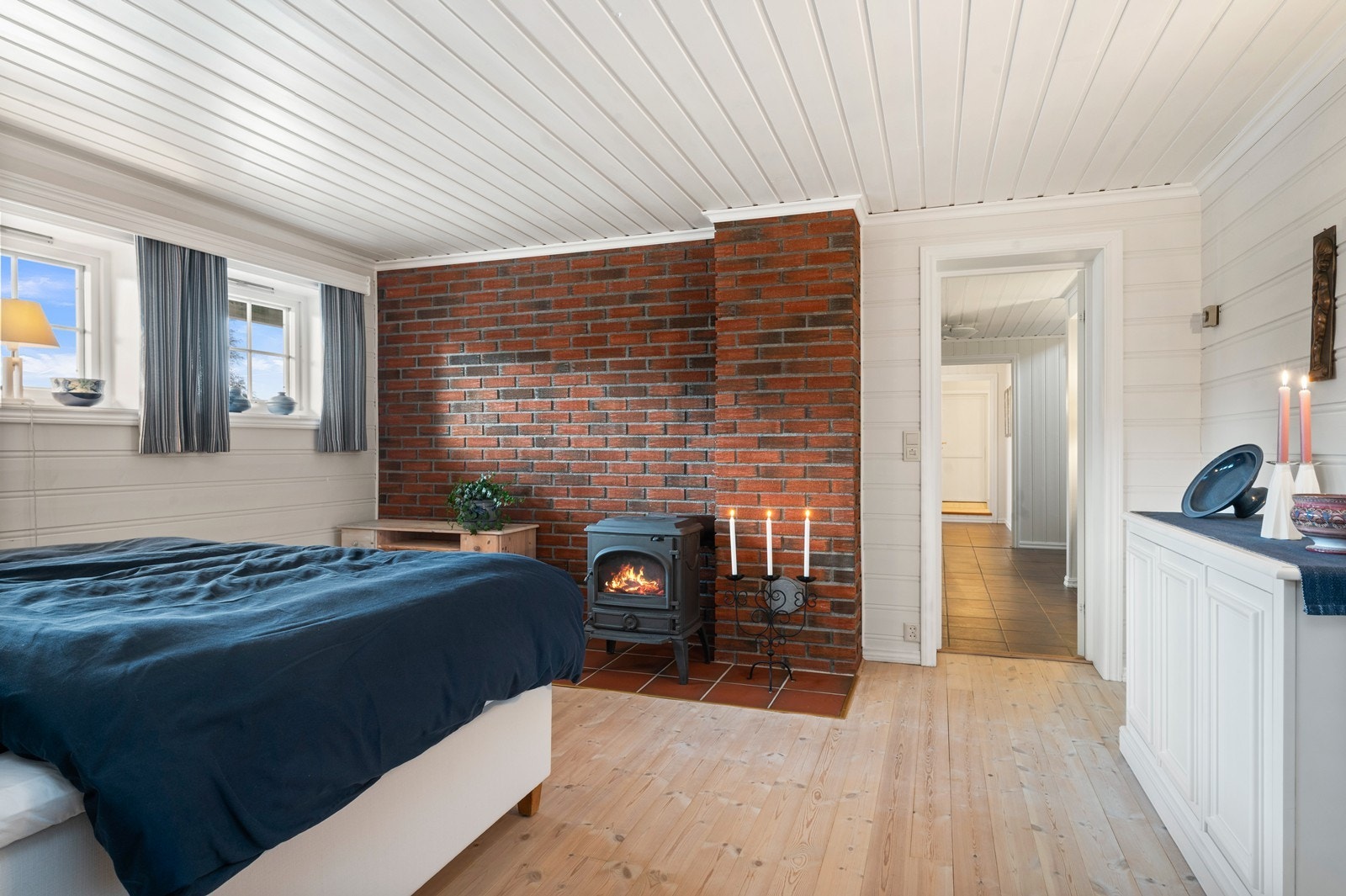 Også her bidrar en vedovn til en behagelig atmosfære. Galleribilde