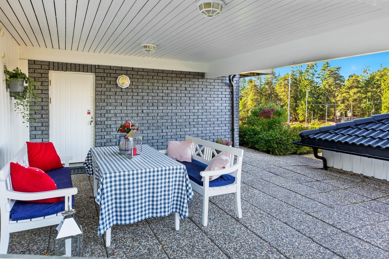 Herfra er det direkte utgang til hagen. Galleribilde