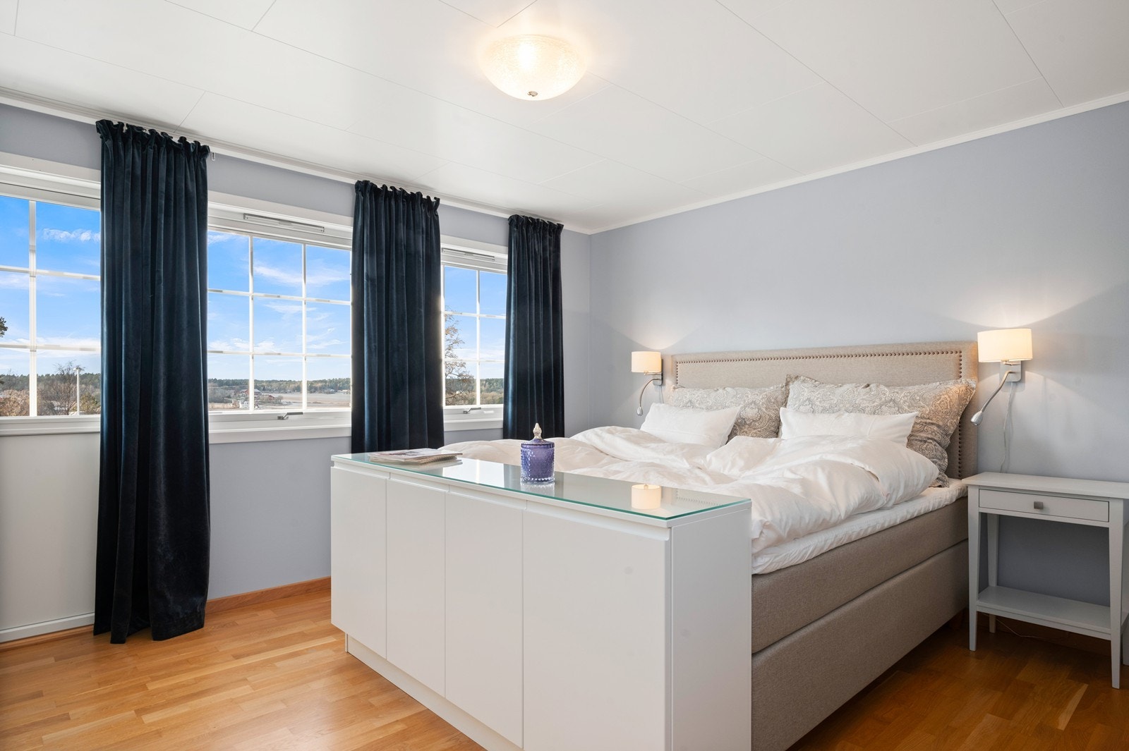 Boligen har totalt tre soverom. Hovedsoverommet i første etasje er romslig og lyst, og har god plass til dobbeltseng med tilhørende nattbord Galleribilde