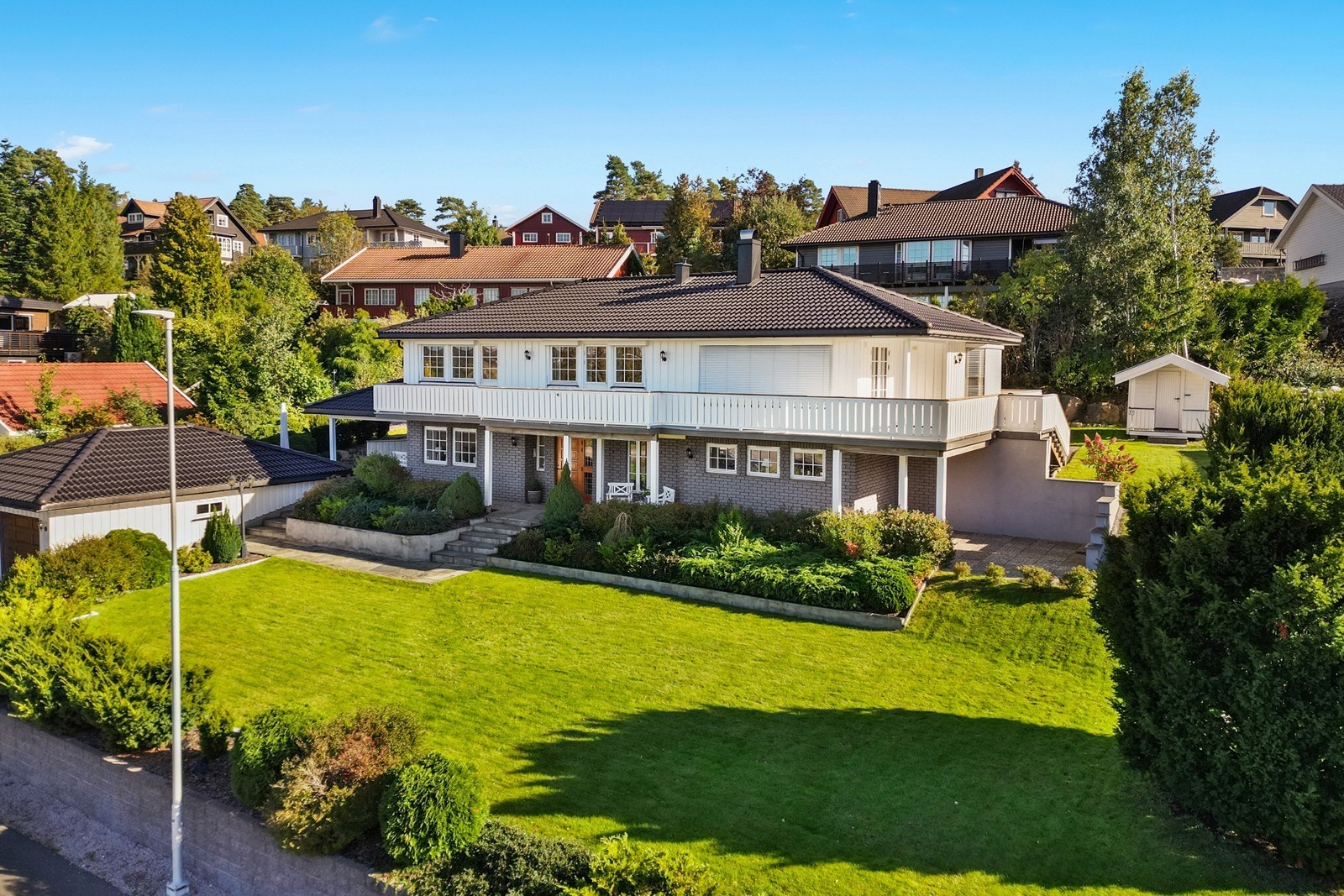 En innholdsrik og godt ivaretatt enebolig over to plan - med store uteområder og en flott beliggenhet. Galleribilde