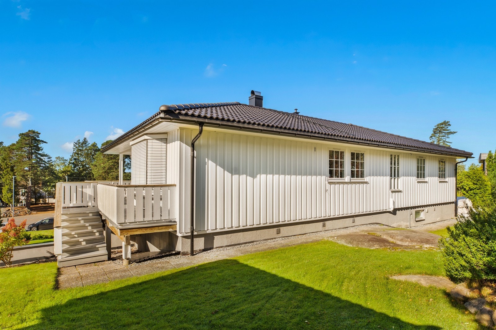 Taket ble lagt om med ny betongtakstein og stålrenner i 2019. Galleribilde