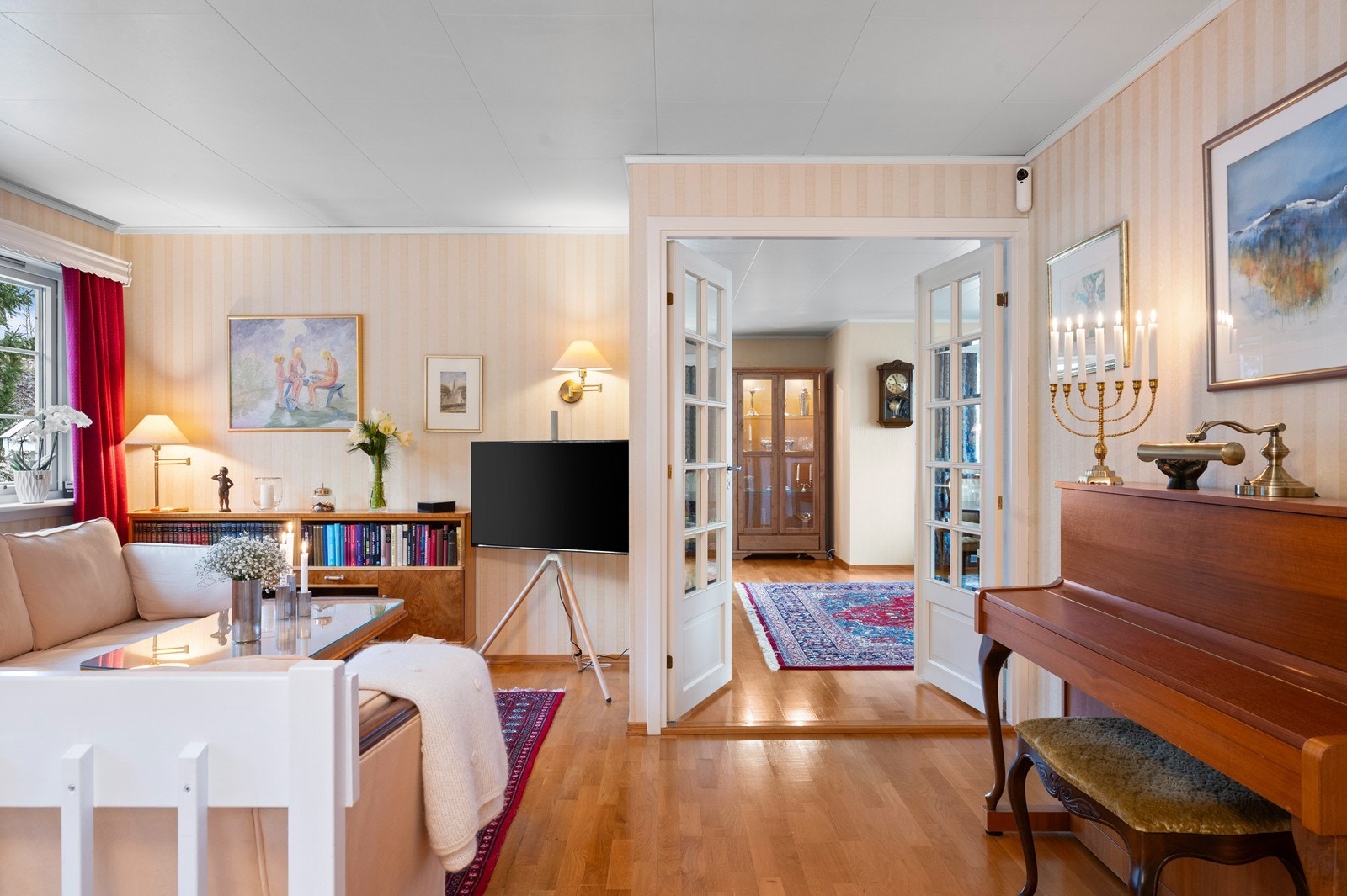 Doble glassdører leder videre inn til spisestuen, og skaper en fin flyt mellom sonene. Galleribilde