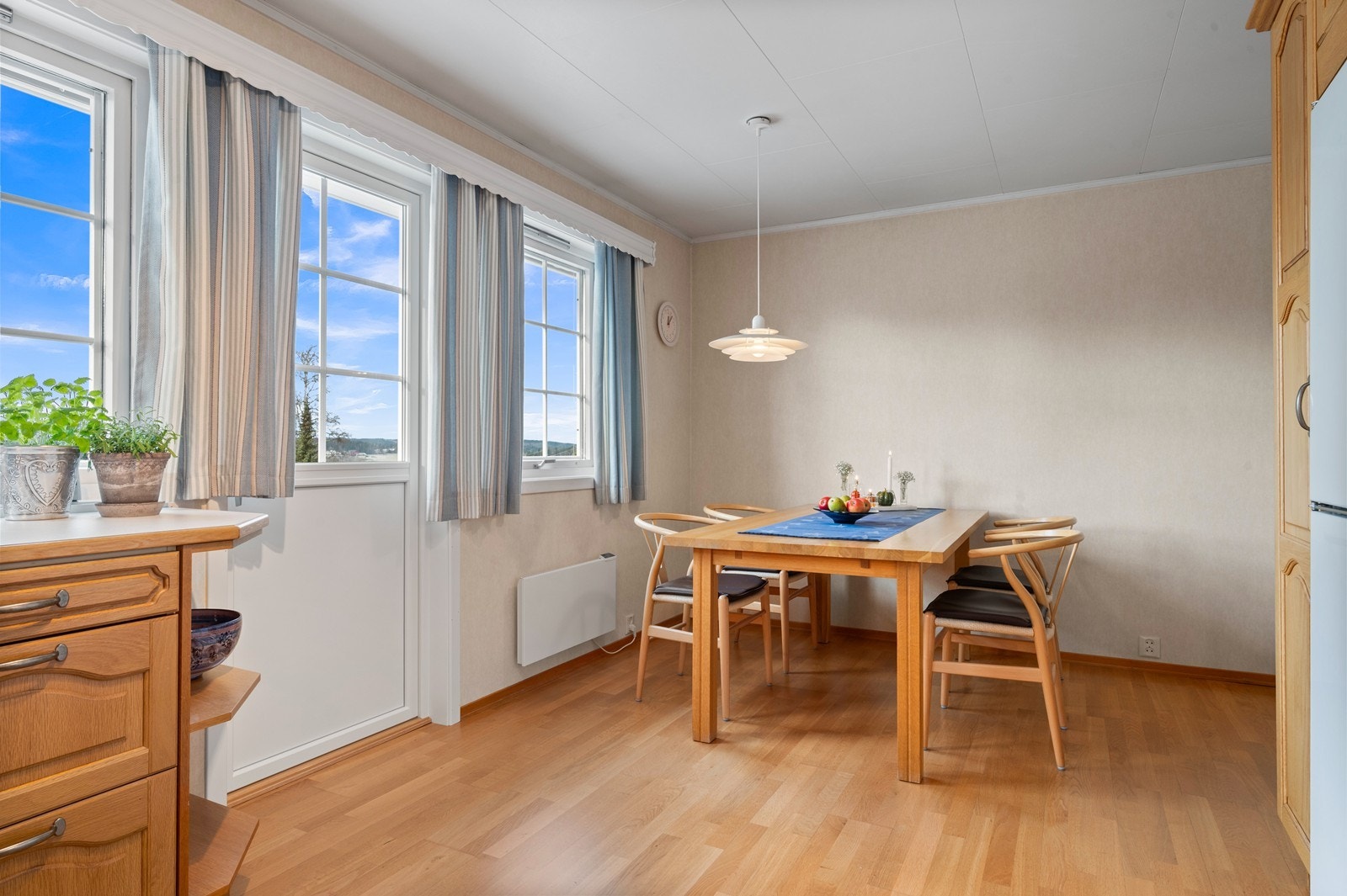 Her er det god plass til en spiseplass, med direkte utgang til verandaen. Galleribilde