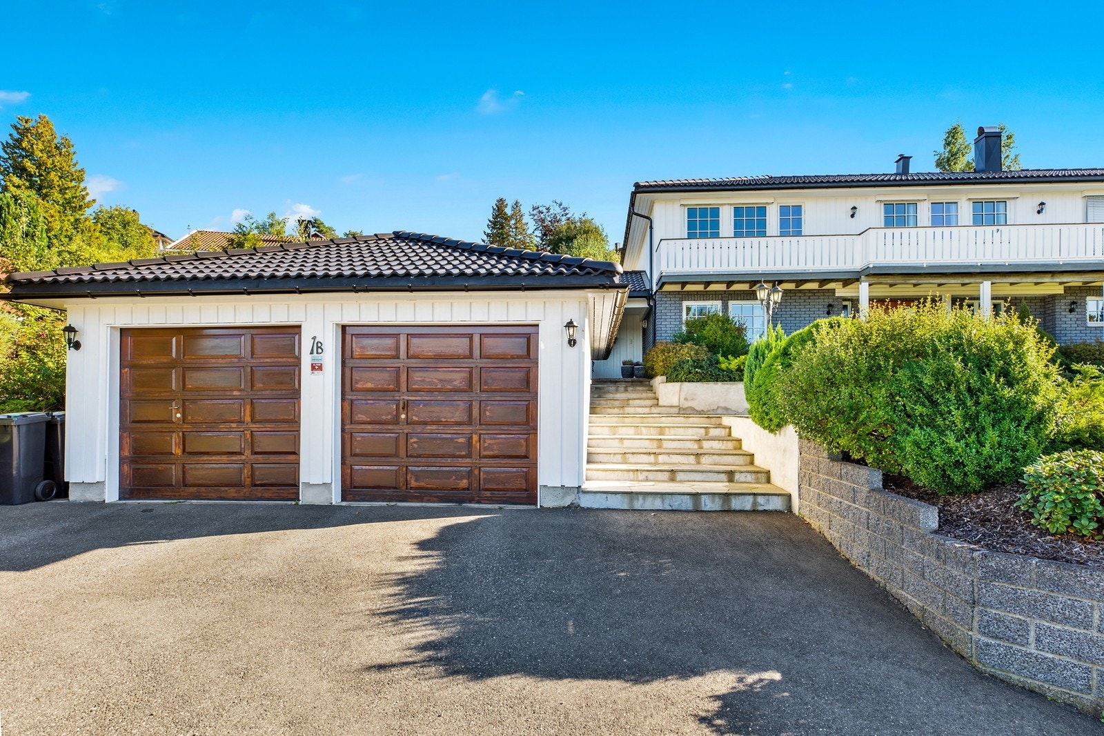 Til eiendommen hører en romslig dobbelgarasje på 43 m² med integrert bod. Galleribilde