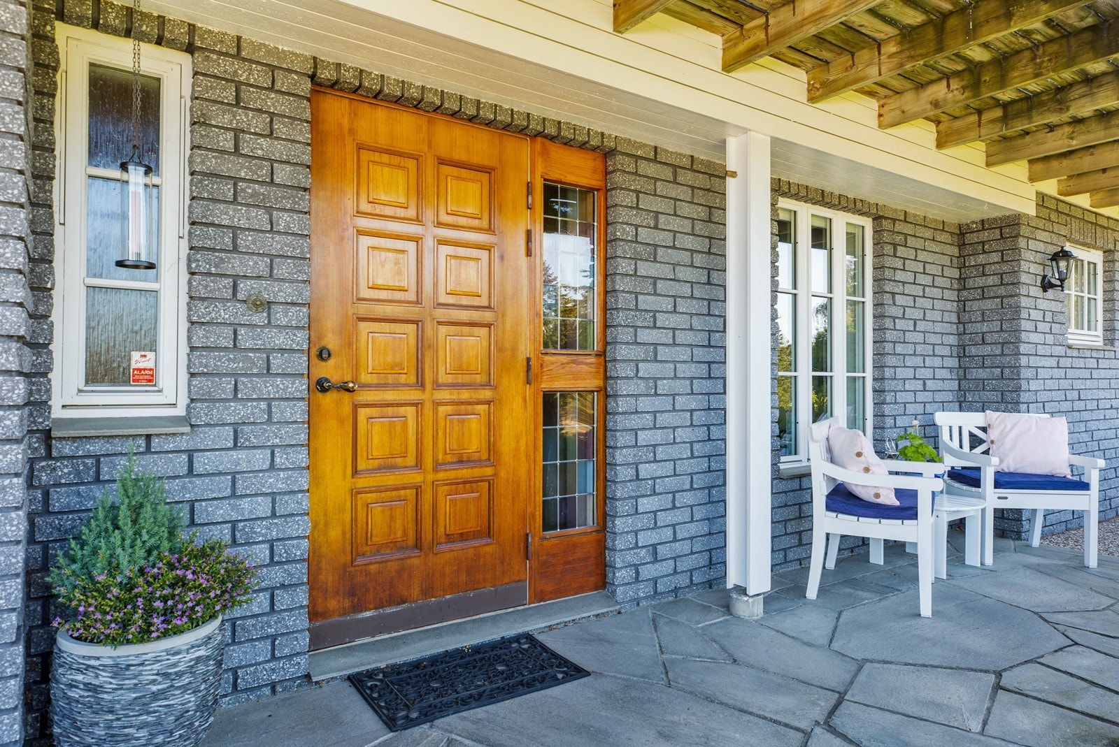 Hovedytterdøren i teak er original fra byggeåret og gir et solid førsteinntrykk. Galleribilde