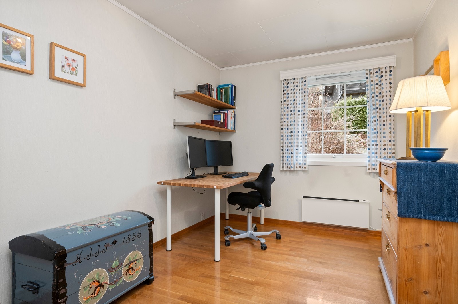 Boligen har totalt tre soverom, samt et innredet rom med flere bruksmuligheter. Galleribilde