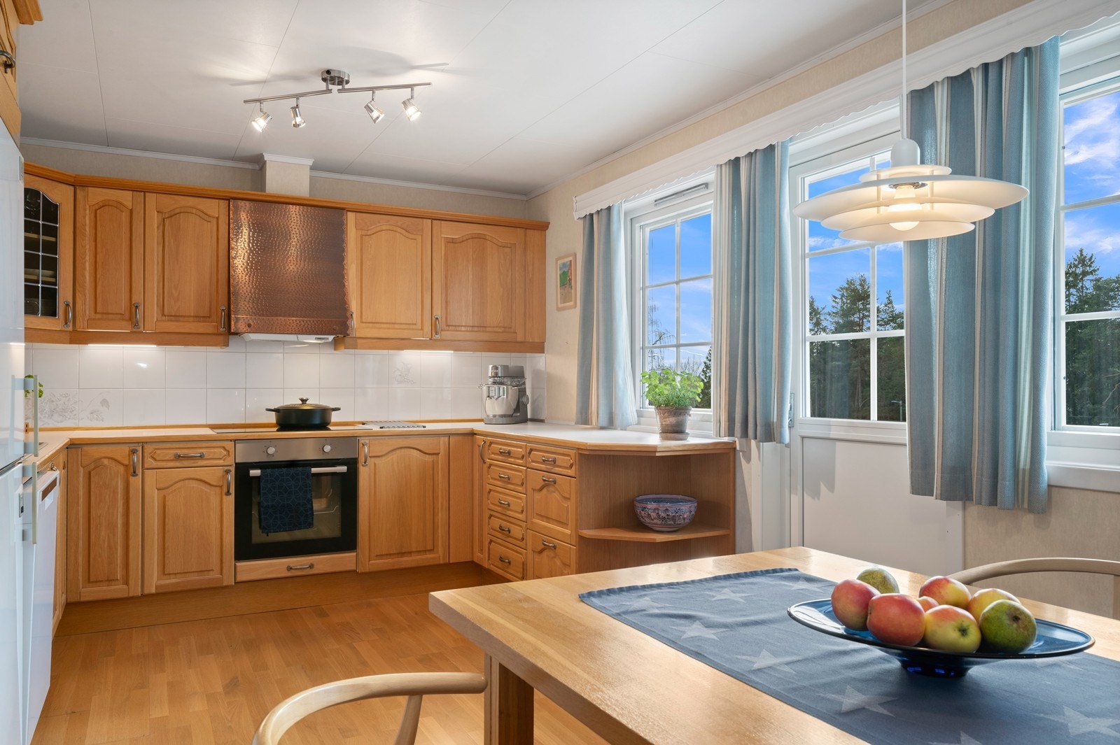 Kjøkkenet, som ligger separat, har en tidløs innredning i eik med god benke- og skapplass. Galleribilde