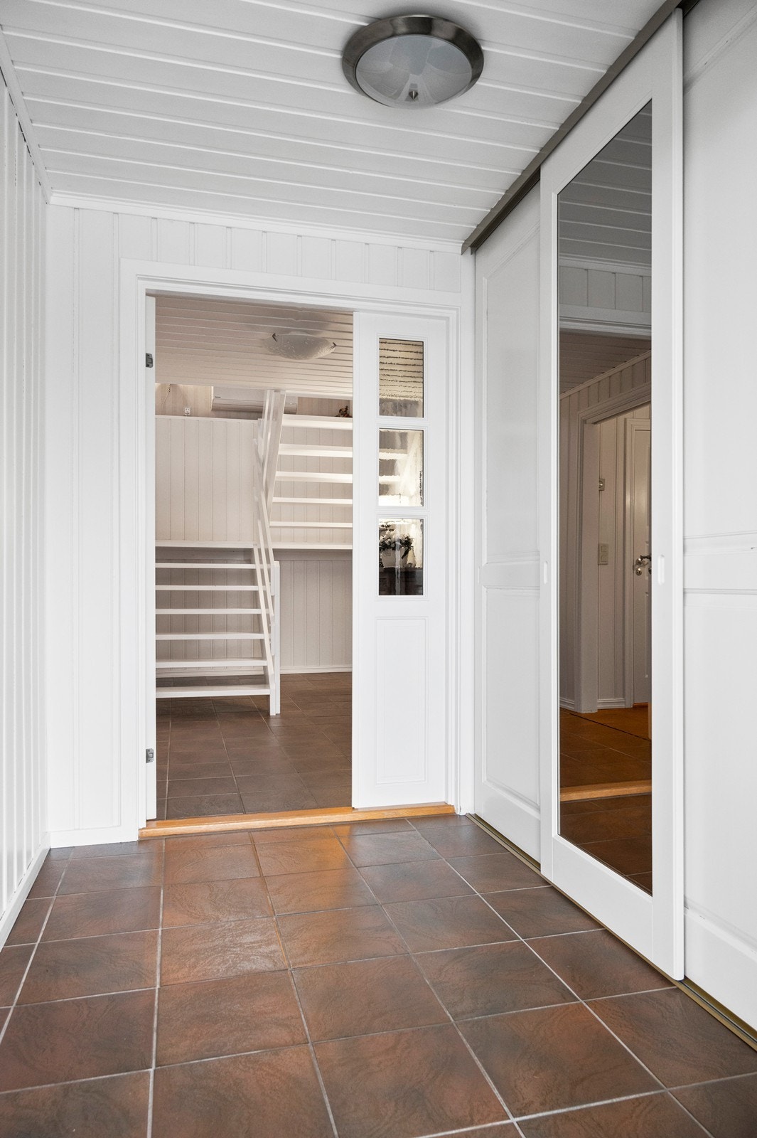 Den malte tretrappen fra byggeåret leder ned til underetasjen. Galleribilde